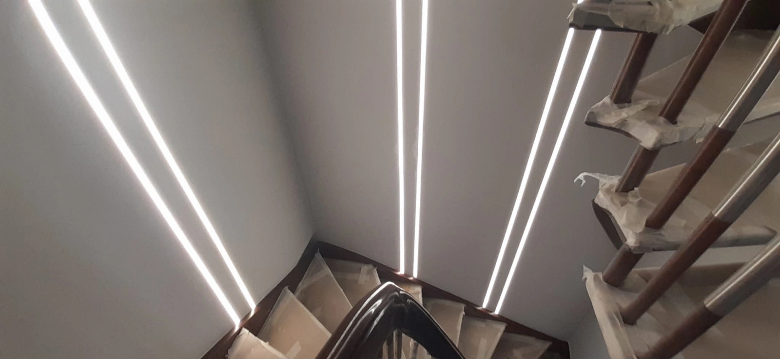 Linie LED zamontowane na schodach