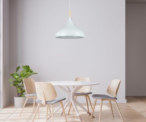 Lampa wiszaca Ali biała w jadalni nad stołem.jpg