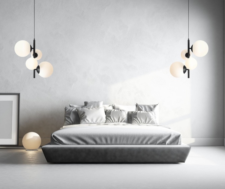 Lampa wisząca Bloom 4 black w minimalistycznej sypialni.jpg