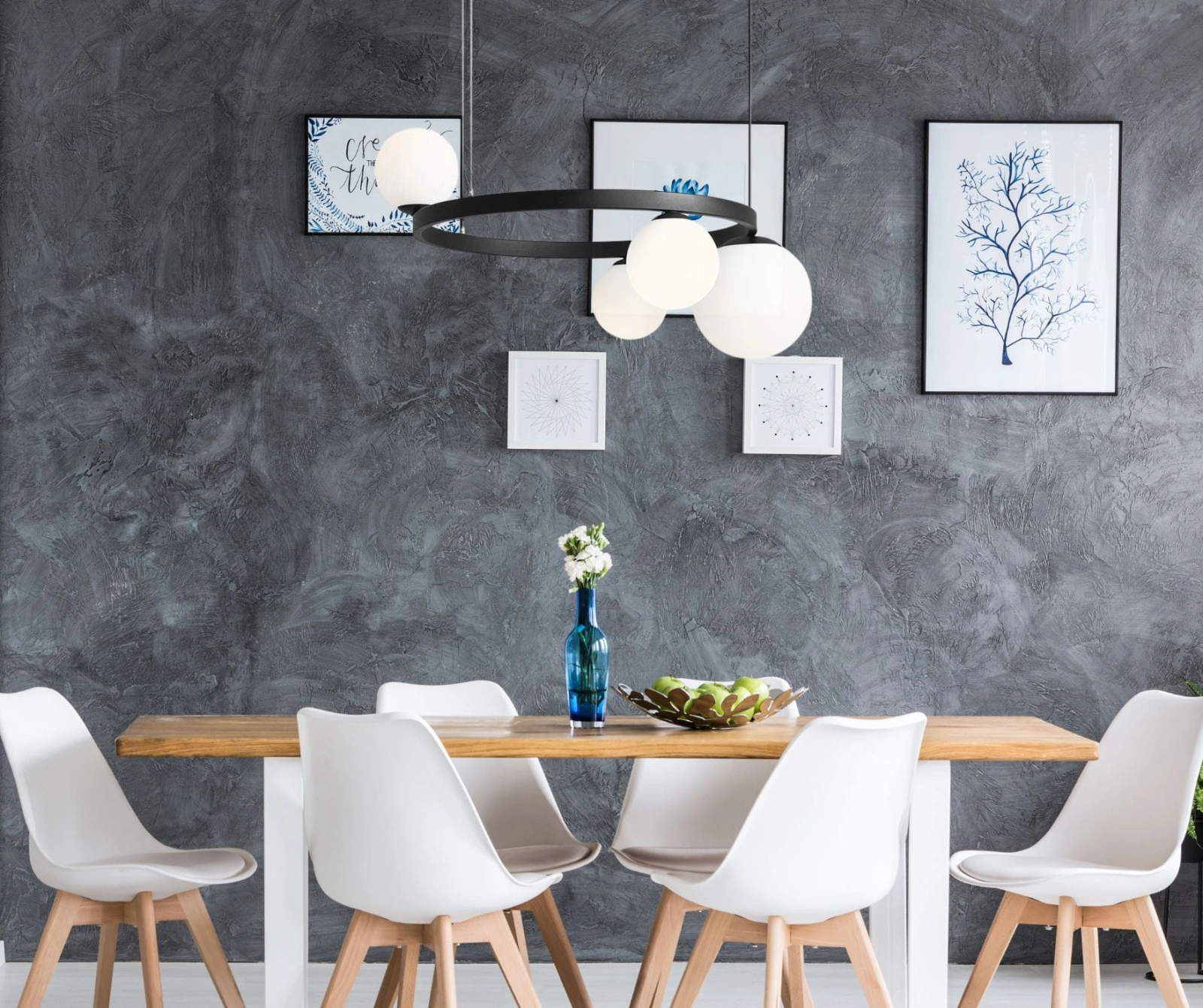 Lampa wiszaca Garda 4 ring black - w jadalni urządzonej w stylu skandynawskim z betonową ścianą w tle aranżacja 4FunDesign.com.jpg