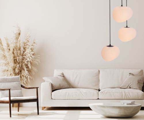Lampa wisząca Stone 3 na okrągłej podsufitce zawieszona w salonie nad stolikiem.jpg