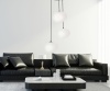 Lampa wisząca Stone 3 na okrągłej podsufitce zawieszona w salonie urządzonym w tonacji czerni i bieli.jpg