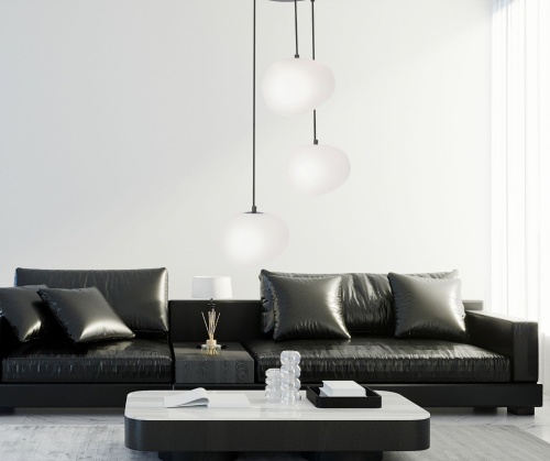 Lampa wisząca Stone 3 na okrągłej podsufitce zawieszona w salonie urządzonym w tonacji czerni i bieli.jpg