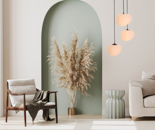 Lampa wisząca Stone 3 na okrągłej podsufitce zawieszona w salonie.jpg