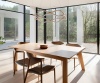 Lampa-wiszaca-Vave-w-minimalistycznej-jadalni-w-stylu -skandynawskim-4FunDesign.com.