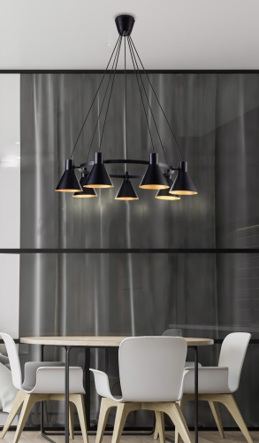 Lampa-wiszaca-More-czarna-nad-stolem-w-jadalni.jpg