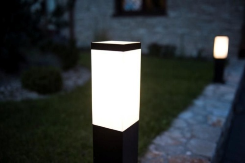 Lampa-ogrodowa-inox-kwadratowa-50-cm-wizualizacja-w-ogrodzie.jpg