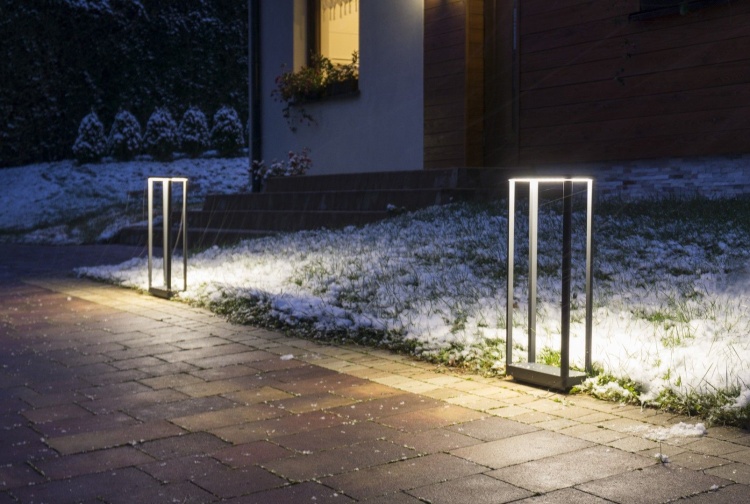 Nowoczesna-lampa-ogrodowa-LED-Arma-na-trawniku-przy-sciezce.jpg