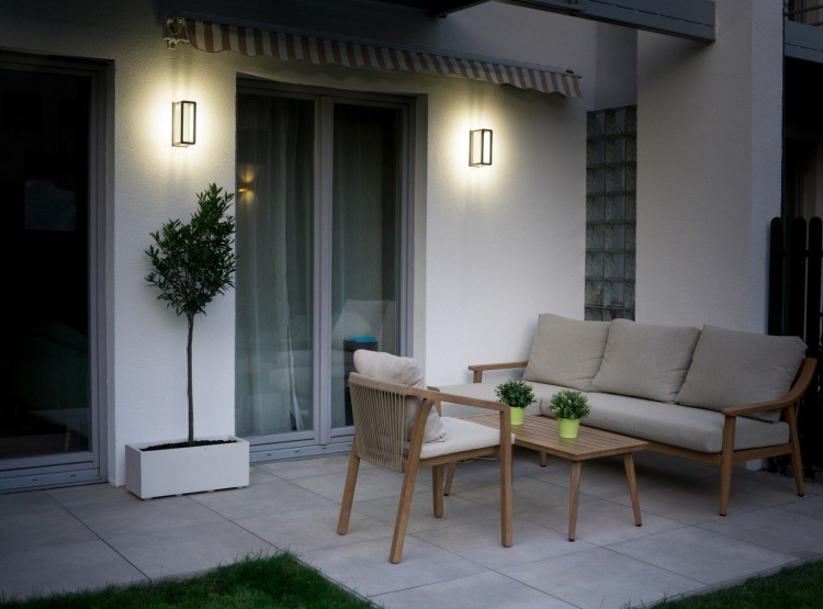 Nowoczesny-kinkiet-zewnetrzny-Arma-oswietlajacy-taras-przed-domem.jpg