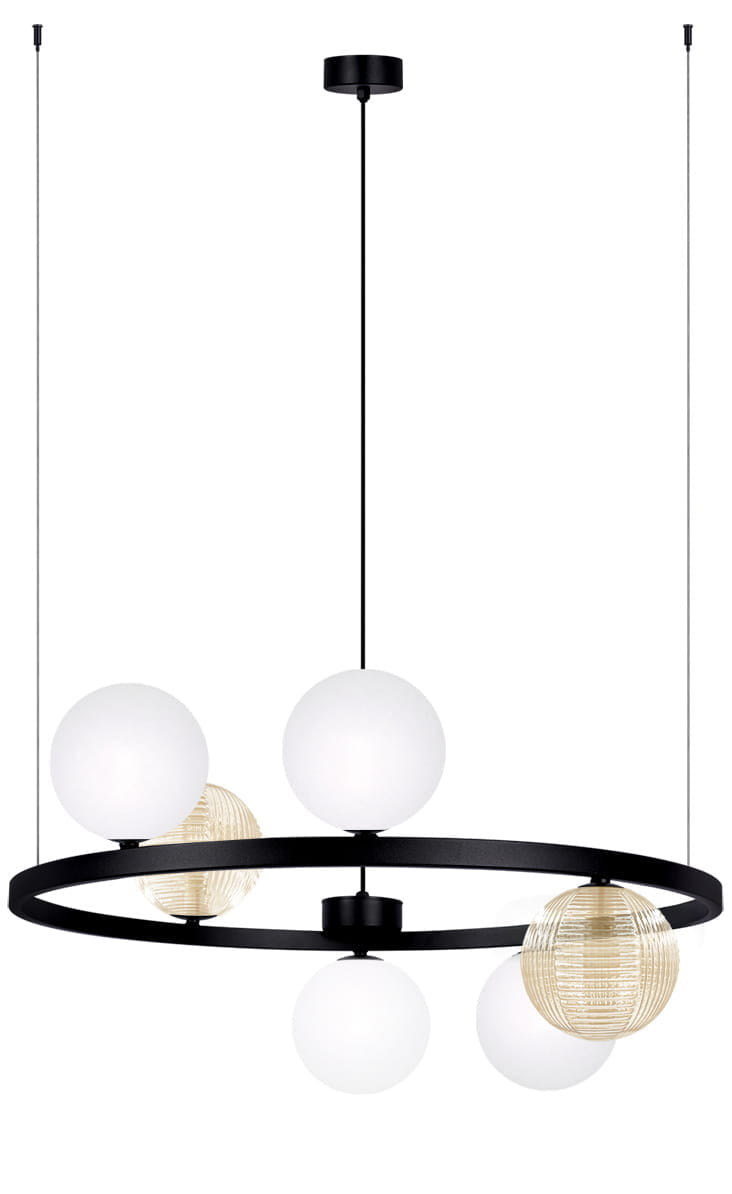 Lampa wisząca Saturno K-5695 z czarnym pierścieniem i sześcioma kulistymi kloszami – połączenie matowego i prążkowanego szkła w nowoczesnej formie.