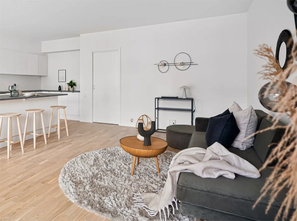 Kinkiet Corasa podwójny K-5347 z bursztynowymi kloszami i geometryczną czarną konstrukcją – eleganckie i nowoczesne oświetlenie ścienne. Wizualizacja w salonie na ścianie