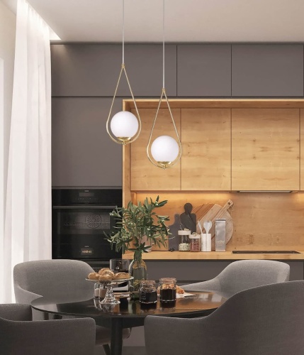 Lampa wisząca Neve 2 w kolorze mosiądzu z dwoma kulistymi kloszami – elegancka oprawa oświetleniowa do nowoczesnych wnętrz.  Wizualizacja