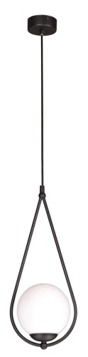 Lampa wisząca Neve Black z mlecznobiałym kloszem w kształcie kuli oraz czarnym metalowym stelażem w formie kropli, w minimalistycznym i nowoczesnym stylu.
