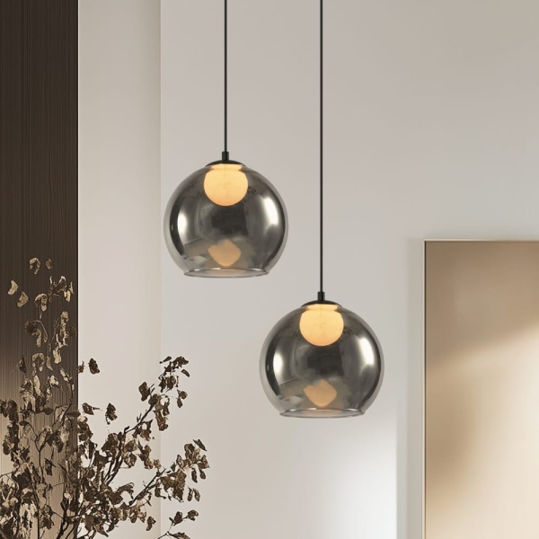 Nowoczesna lampa wisząca Brin – czarna oprawa z dymionym i białym kloszem, kulisty kształt, eleganckie oświetlenie. Wizualizacja