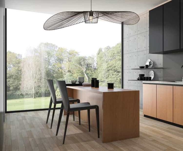 Lampa wisząca w kształcie kapelusza nad stołem w nowoczesnej jadalni z dużym oknem i widokiem na ogród