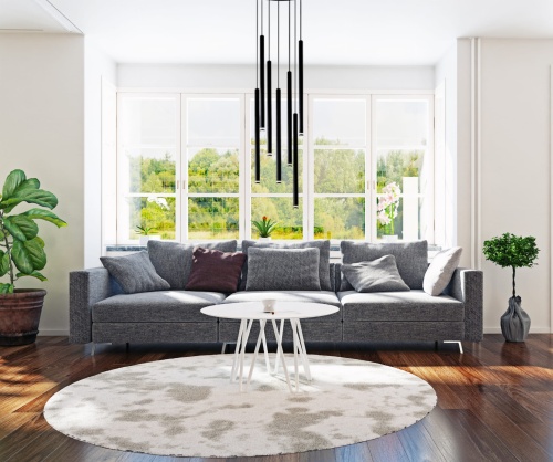 Lampa wisząca Laser 7 czarna w salonie nad stolikiem na tle dużego okna.