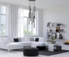 Lampa wisząca Laser 7 czarna zamontowana w jasnym salonie urzadzonym w stylu skandynawskim
