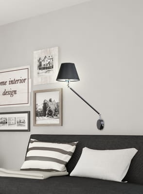 Kinkiet czarny regulowany zamontowany w sypialni nad łużkiem..