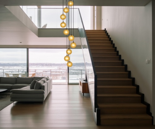 Lampa wiszaca Dori K-30 zawieszona przy schodach na antresole.