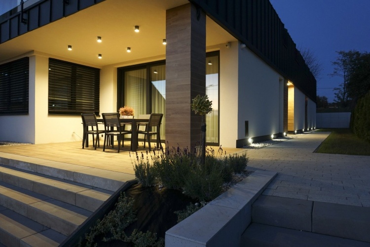 Zewnetrzna lampa sufitowa Adela midi.