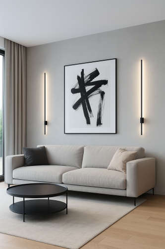 Nowoczesny salon z czarnymi kinkietami LED Vision i czarno-białą grafiką na ścianie.