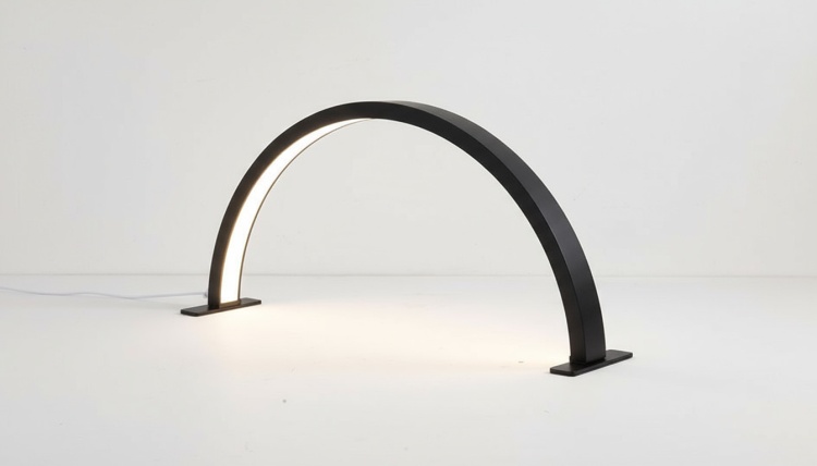 Czarna bezcieniowa lampa LED zdjęcie produktowe.