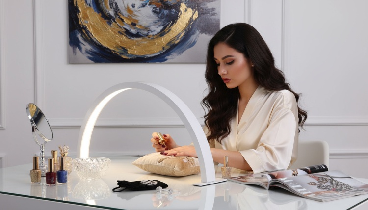 Biała bezcieniowa lampa LED.