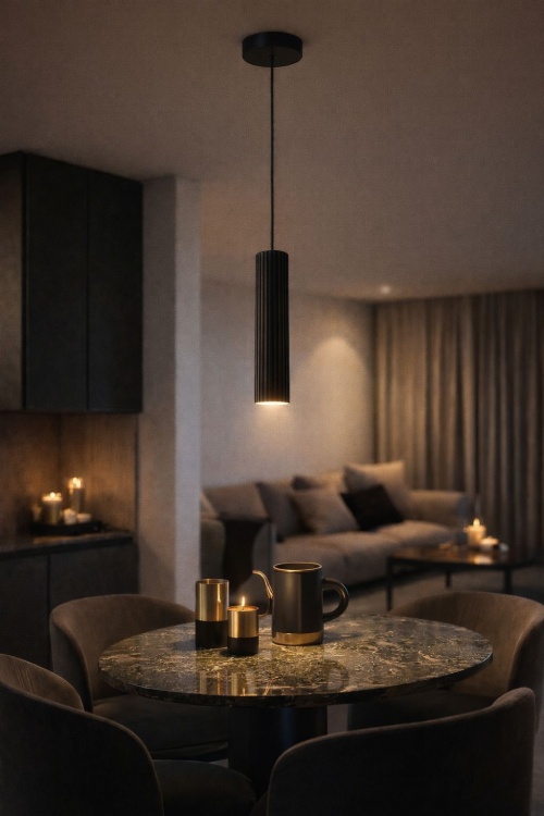 Lampa Arcus 30 cm czarna nad stolikiem.