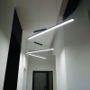 Lampy wiszące LED Prestige zawieszone w korytarzu.