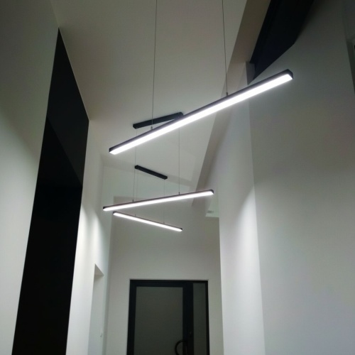 Lampy wiszące LED Prestige zawieszone w korytarzu.