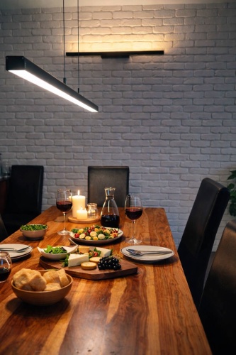 Lampa LED Prestige nad stołem w jadalni.