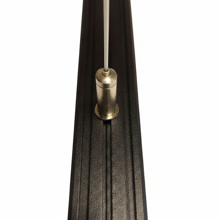 Lampa LEd Prestige - element przez który przechodzi linka.