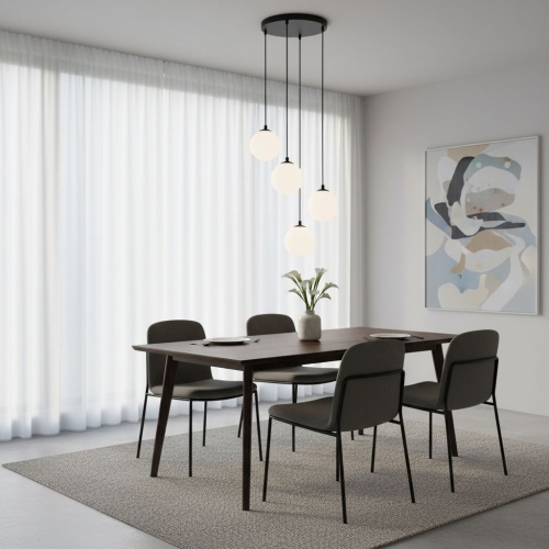 Lampa wisząca 4 szkalne kule w jadalni.