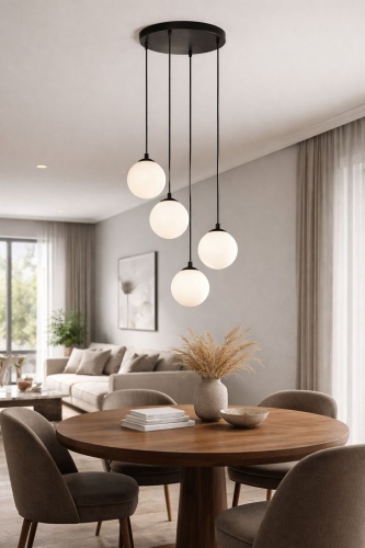 Lampa wisząca 4 szkalne kule w salonie.