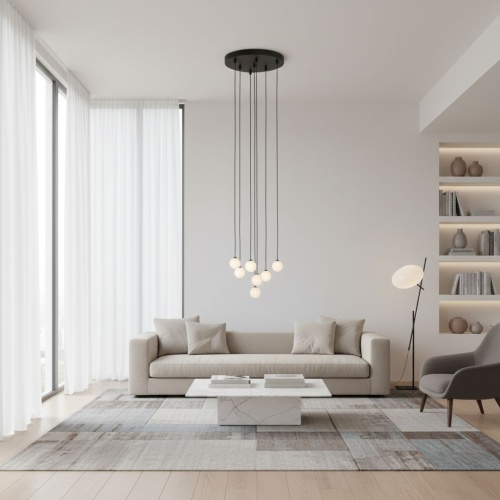 Bardzo długa lampa wisząca do wysokich wnetrz w  salonie.