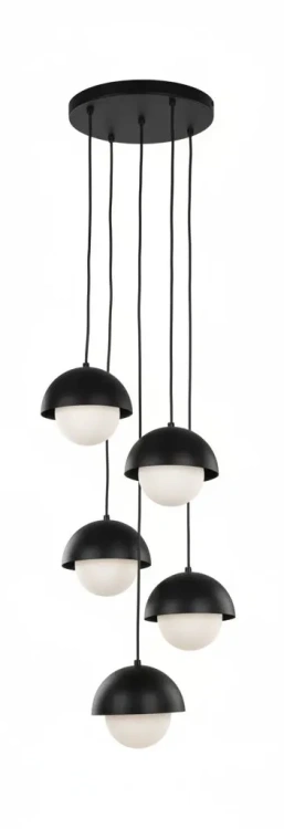 lampa wisząca z pięcioma kulistymi kloszami na czarnych przewodach nowoczesna lampa sufitowa.