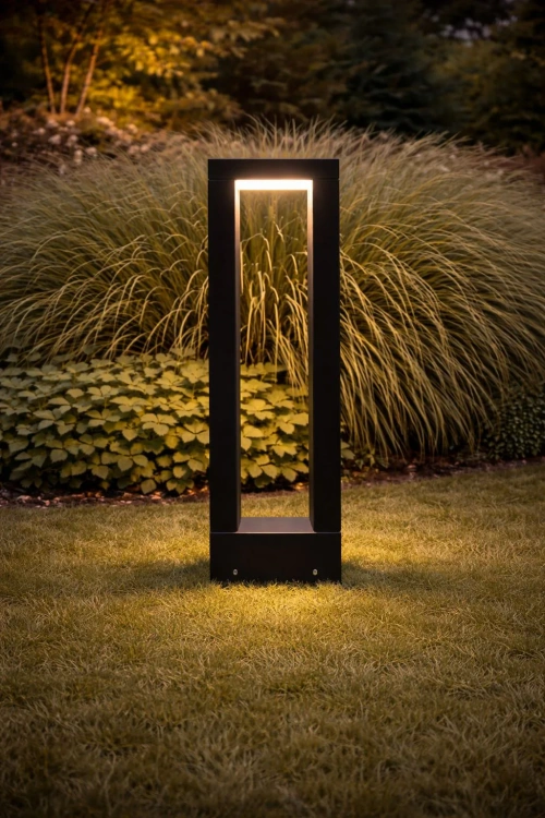 Lampa ogrodowa Forma na tle roślin