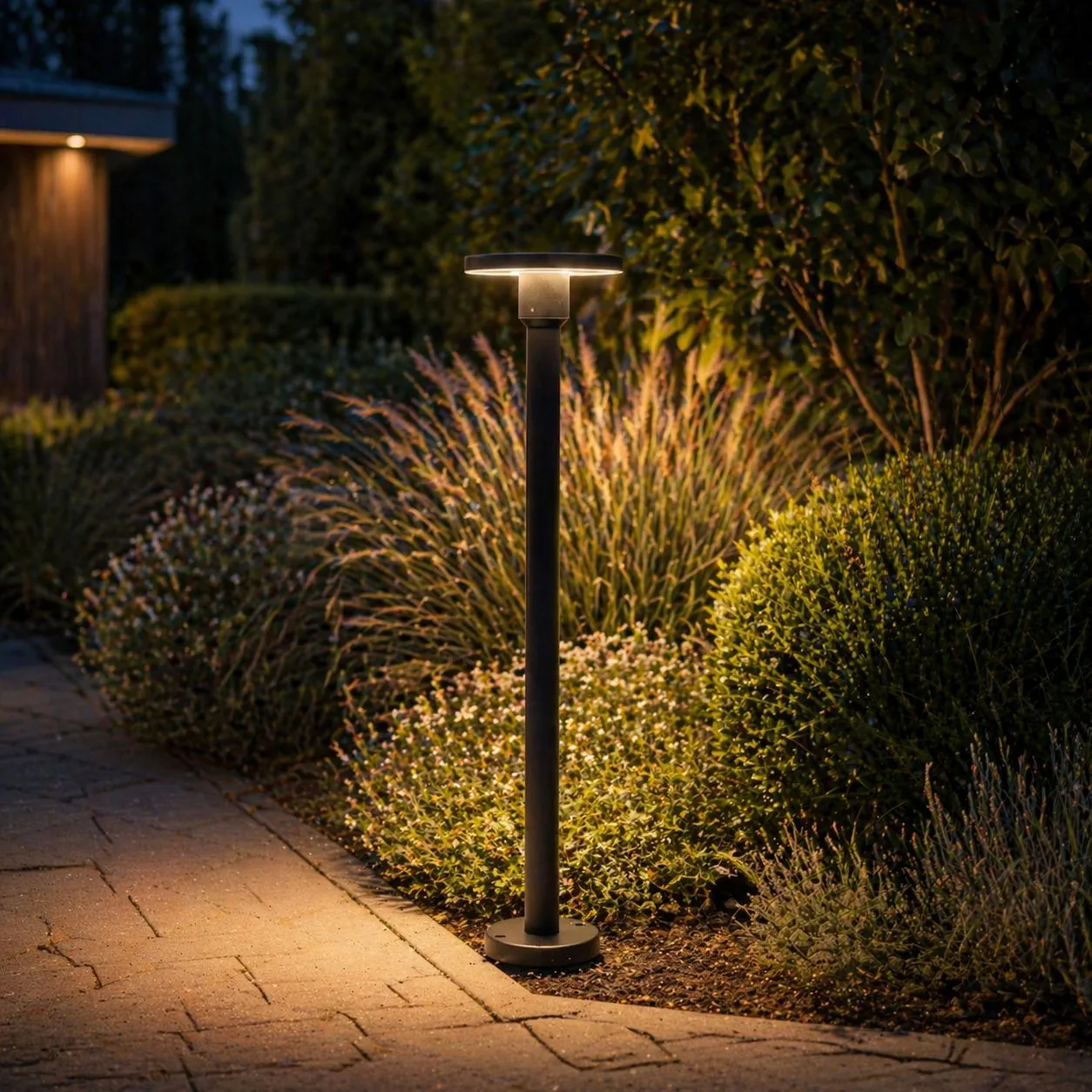 Lampa LED Rondo w ogrodzie