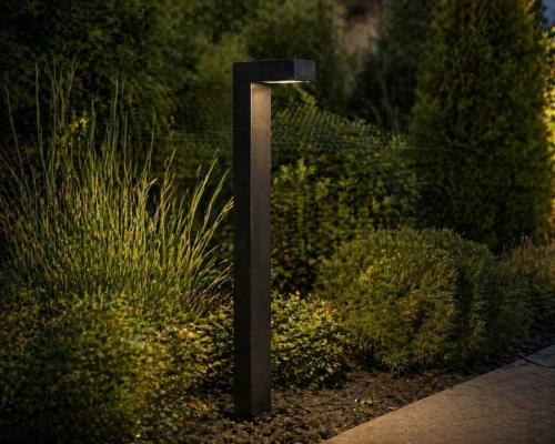 Lampa Ogrodowa Oskar stojąca przy ścieżce