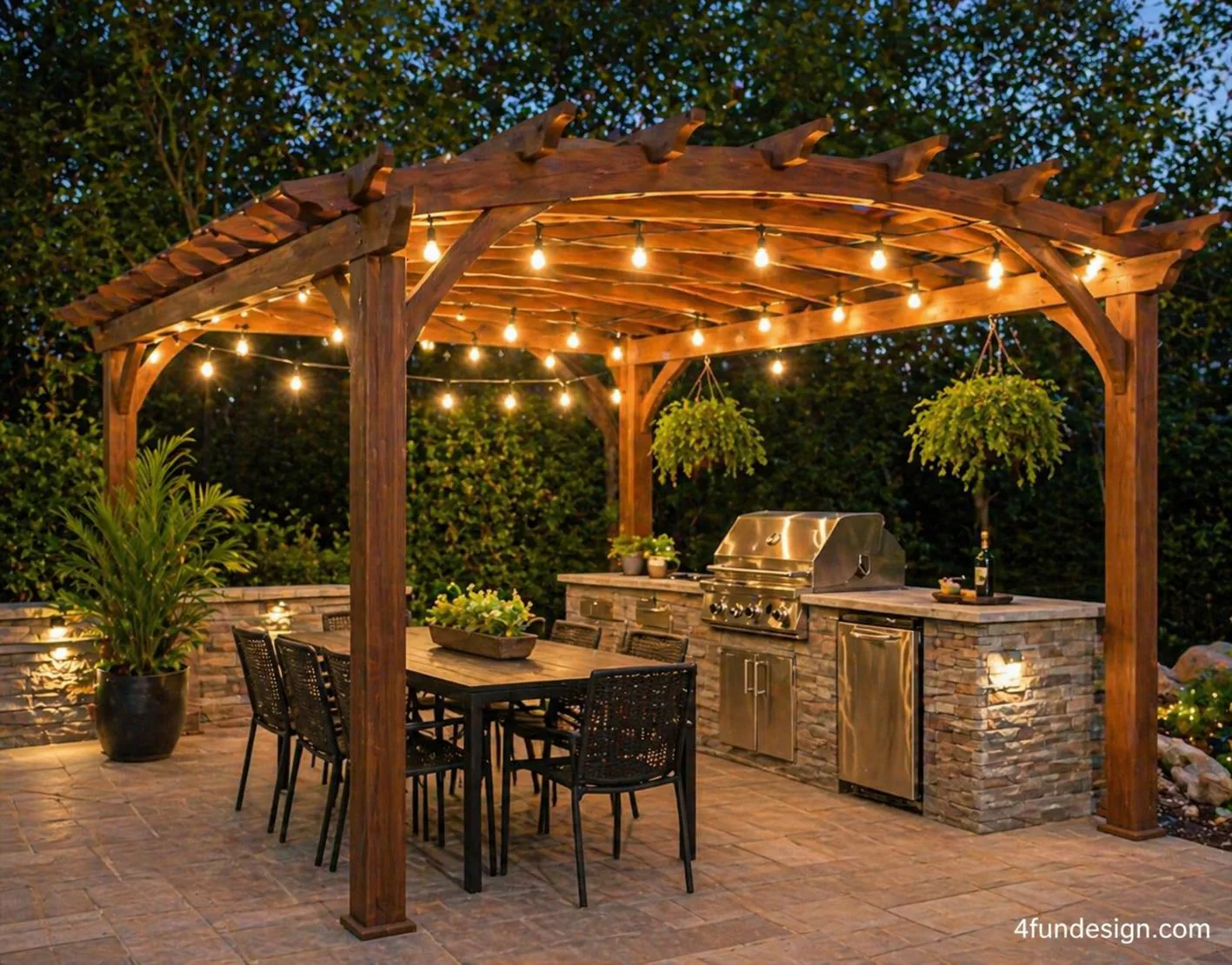 Pergola ogrodowa oświetlona girlandą.