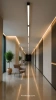 Natynkowa lampa LED w nowoczesnym biurze