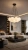 Lampa wisząca z siedmioma kulami w nowoczesnym salonie