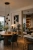 Lampa wisząca zawieszona w jadalni nad stołem