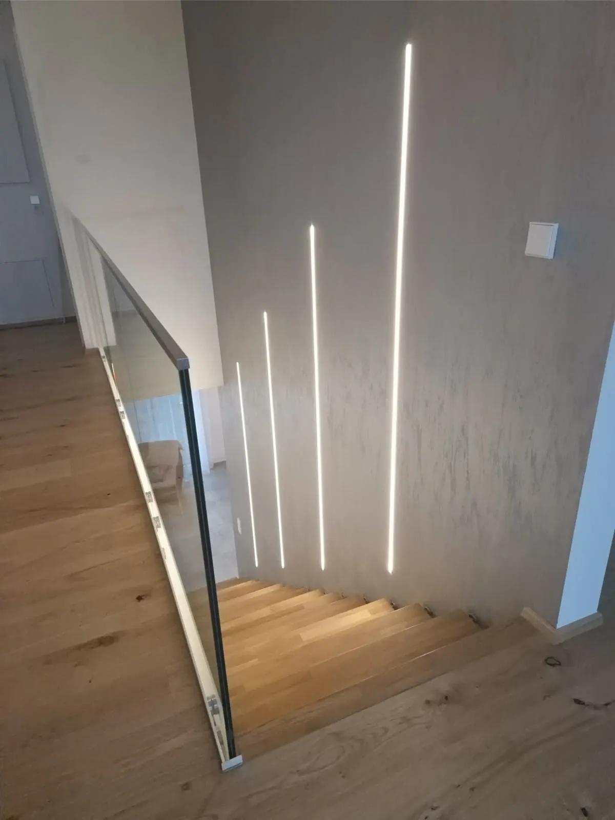Oświetlenie schodów liniami LED