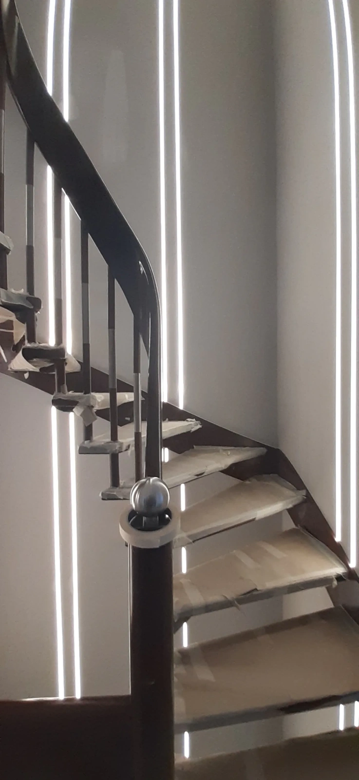 Oświetlenie schodowe - linie LED